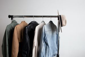 Moda na rozkloszowane sukienki: Wygodne i kobiece rozwiązania