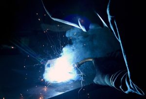 Zgrzewanie metali i tworzyw sztucznych: metody, parametry oraz zastosowania poszczególnych technologii