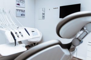 Implantologia stomatologiczna – na czym polega wszczepienie implantu i odbudowa zęba?